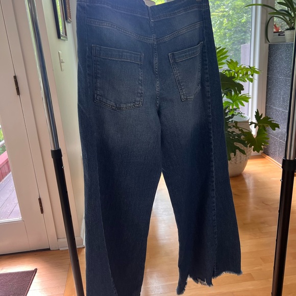 Pilcro Adi Regenerative Mid-Rise Frayed Relaxed Flare Jeans - Picture 9 of 13